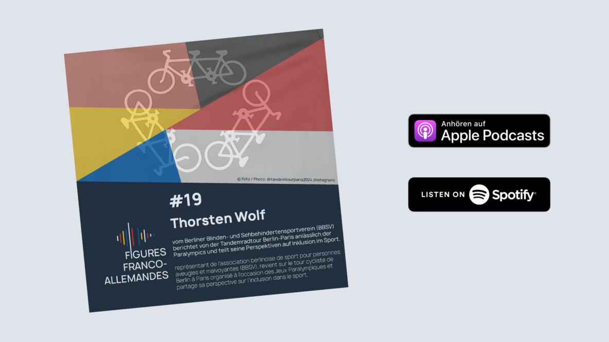 In der oberen Hälfte des quadratischen Sharepics ist eine Grafik mit drei Tandem-Fahrrädern zu sehen, die so positioniert sind, dass sie ein Dreieck bilden. Über dieser Grafik liegt ein Filter, der aus bunten Dreiecken in den Farben gelb, schwarz, rot, blau, weiß und rot besteht. Die untere Hälfte ist dunkelblau mit weißer Schrift. In der linken unteren Ecke befindet sich das Logo des Podcasts: unterschiedlich lange Striche in den genannten Farben, die das Bild einer Tonspur, z.B. in einem Schnitt-Programm, mit unterschiedlich hohen Ausschlägen, verkörpern sollen. Darunter steht in Großbuchstaben der Name unseres Podcasts, „Figures Franco-Allemandes“. Rechts unten steht als kurze Folgenbeschreibung auf Deutsch und Französisch: Nummer 19: Thorsten Wolf vom Berliner Blinden- und Sehbehindertensportverein (BBSV) berichtet von der Tandemradtour Berlin-Paris anlässlich der Paralympics und teilt seine Perspektiven auf Inklusion im Sport.
Dans la moitié supérieure du Sharepic carré, on voit un graphique avec trois vélos en tandem positionnés de manière à former un triangle. Au-dessus de ce graphique se trouve un filtre composé de triangles colorés dans les couleurs jaune, noir, rouge, bleu, blanc et rouge. La partie inférieure est bleu foncé avec une écriture blanche. Dans le coin inférieur gauche se trouve le logo du podcast : des traits de différentes longueurs dans les couleurs mentionnées, censés incarner l'image d'une piste sonore, par exemple dans un programme de montage, avec des amplitudes différentes. En dessous, le nom de notre podcast, « Figures Franco-Allemandes », est inscrit en lettres majuscules. En bas à droite, on peut lire une brève description de l'épisode en français et en allemand : Numéro 19 : Thorsten Wolf, représentant de l’association berlinoise de sport pour personnes aveugles et malvoyantes (BBSV), revient sur le tour cycliste de Berlin à Paris organisé à l’occasion des Jeux Paralympiques et partage sa perspective sur l’inclusion dans le sport.